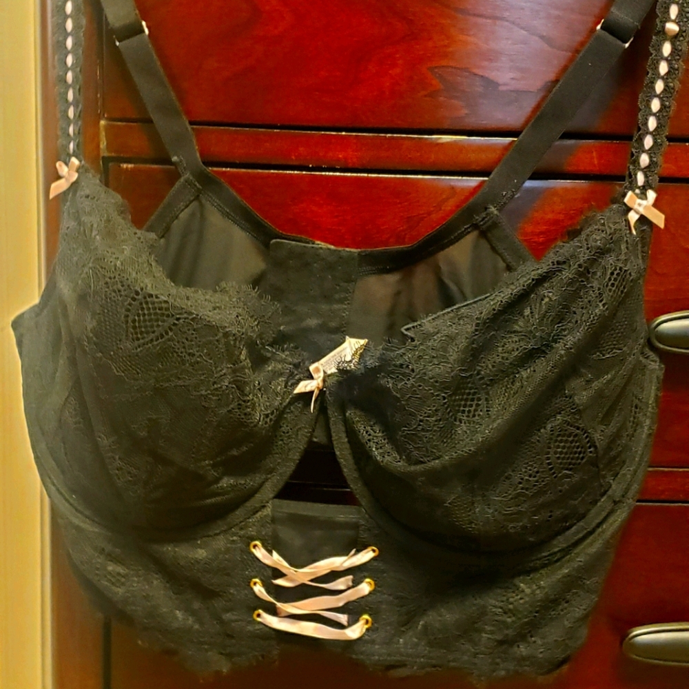 Black lightly lined balconette